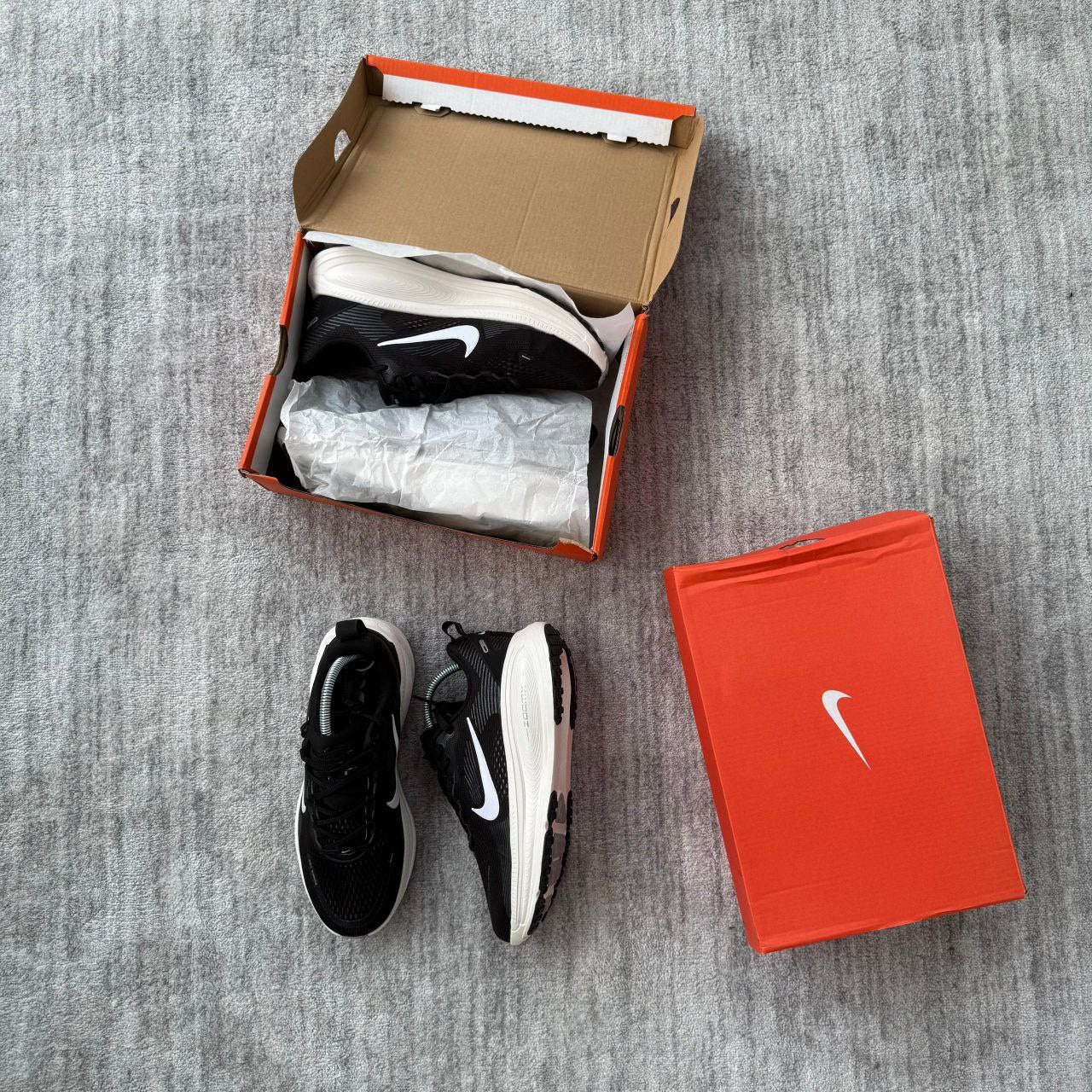 NIKE VOMERO 18 GYM SHOES